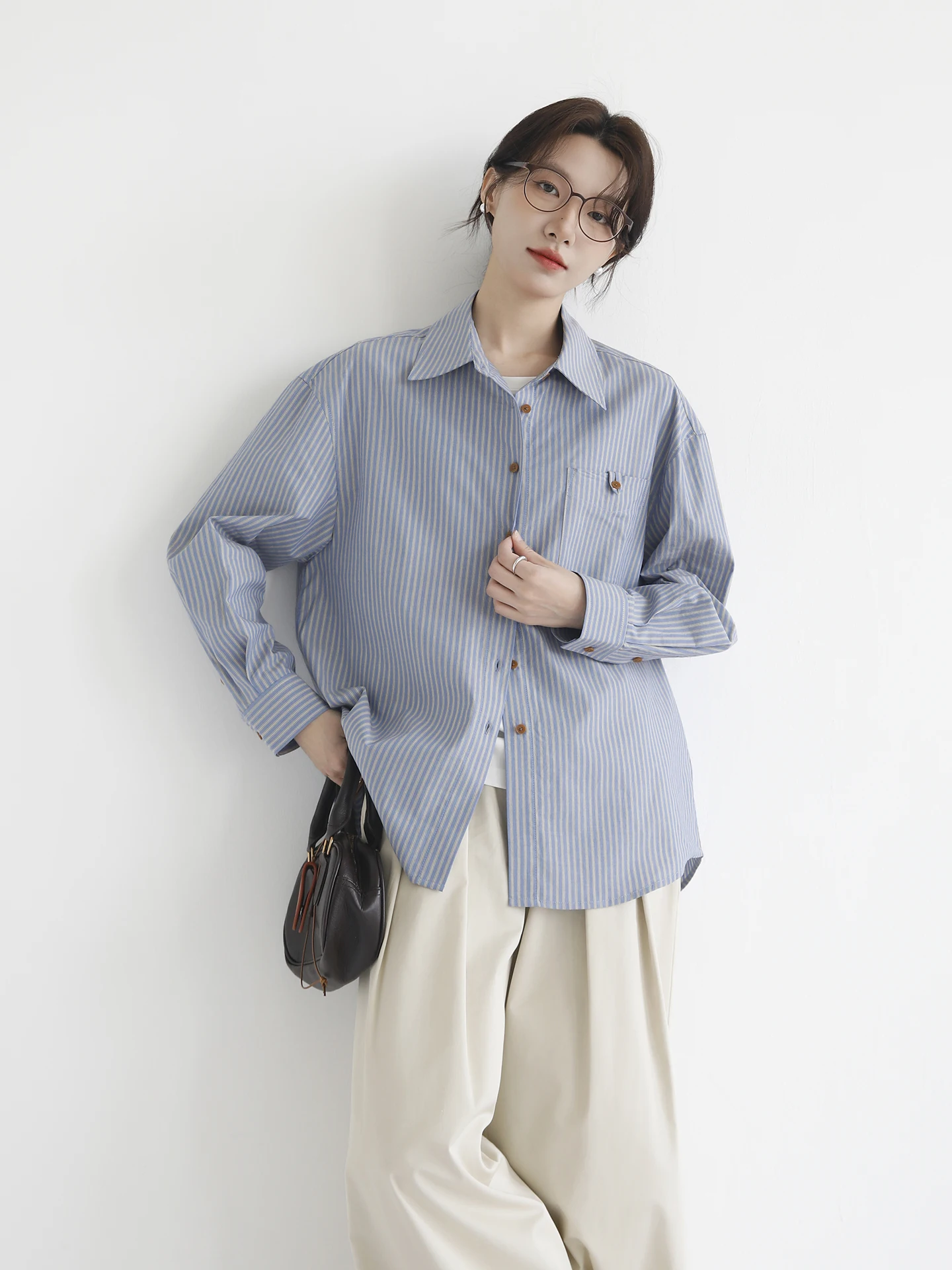 Свободная женская рубашка в сине-белую полоску с длинным рукавом, весна 2026, удобная, дышащая, хлопковая, в стиле кэжуал
Свободная женская рубашка в сине-белую полоску с длинным рукавом, весна 2026, удобная, дышащая, хлопковая, в стиле кэжуал
