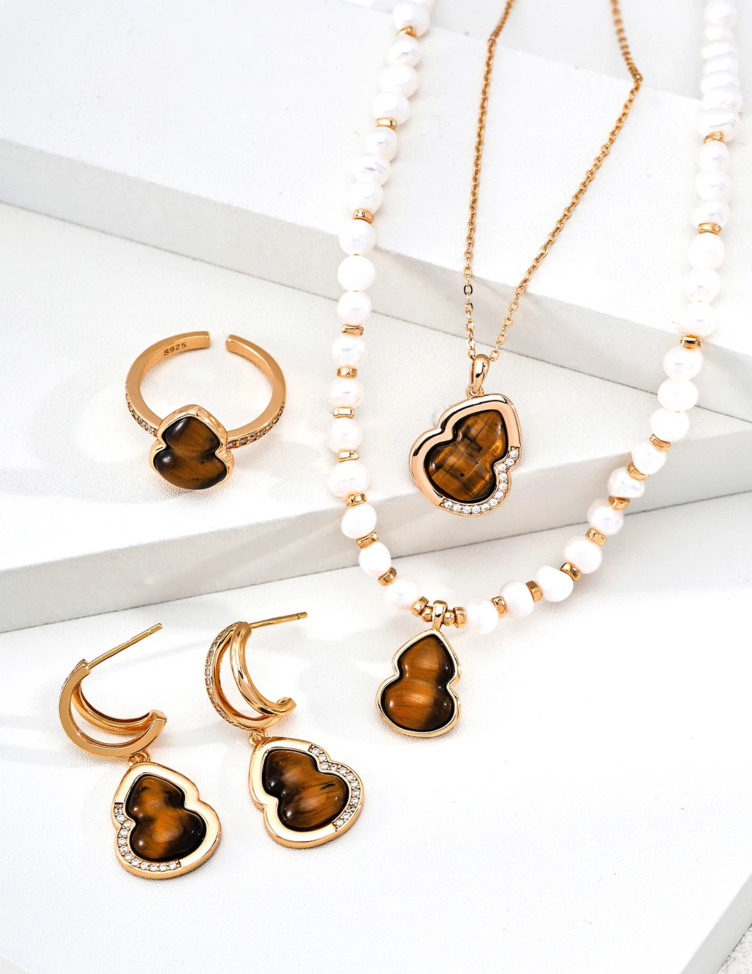 S925 sterling silver necklace, natural freshwater pearl necklace, high-end tiger's eye stone gourd pendant, Fu Lu Ping An necklace, necklace and earrings set, gift box packaging
S925 sterling silver necklace, natural freshwater pearl necklace, high-end tiger's eye stone gourd pendant, Fu Lu Ping An necklace, necklace and earrings set, gift box packaging