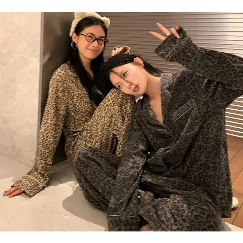 Fashion Pajamas Women's Autumn and Winter New Leopard Print Cardigan Lapel Thickened High-end Loose Couple Loungewear Set
Fashion Pajamas Women's Autumn and Winter New Leopard Print Cardigan Lapel Thickened High-end Loose Couple Loungewear Set