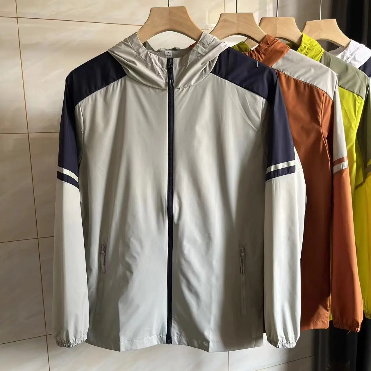 Мужская летняя кепка из ткани «ледяной шелк» с защитой от УФ-излучения, для активного отдыха, молодежная, модная, с длинным рукавом на молнии
Мужская летняя кепка из ткани «ледяной шелк» с защитой от УФ-излучения, для активного отдыха, молодежная, модная, с длинным рукавом на молнии