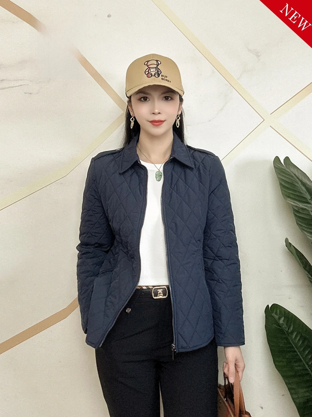 Winter New Lightweight Ladies Cotton Jacket Warm Casual Collar Slim Fit Long Sleeve Zipper Closure Fashion Outerwear
Winter New Lightweight Ladies Cotton Jacket Warm Casual Collar Slim Fit Long Sleeve Zipper Closure Fashion Outerwear