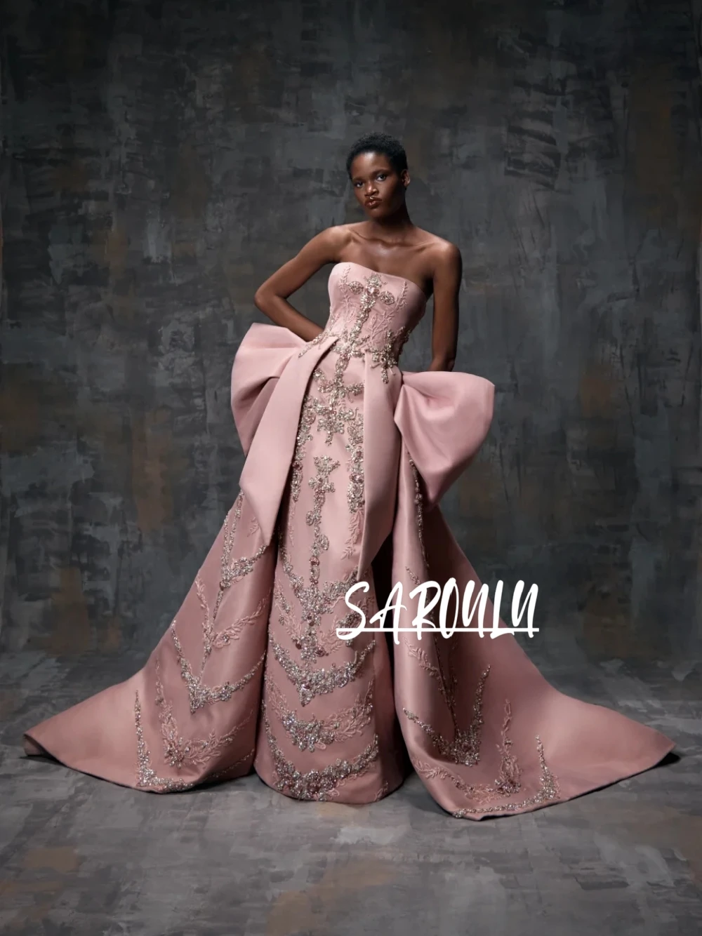 Pink Satin Strapless Evening Dress With Long Train Intricate Crystals Appliques Customized Prom Gown Romantic Classy Bow Wear
Pink Satin Strapless Evening Dress With Long Train Intricate Crystals Appliques Customized Prom Gown Romantic Classy Bow Wear