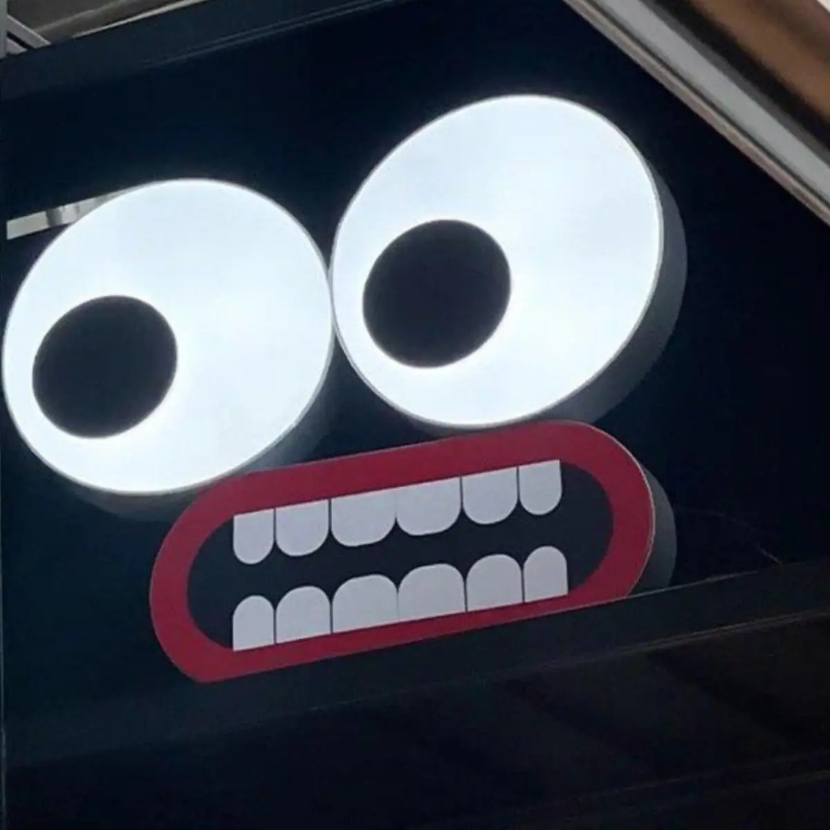 Украшение врачает глаза и декоративные креативные огни перемещаются и вращают большие глаза.
Украшение врачает глаза и декоративные креативные огни перемещаются и вращают большие глаза.