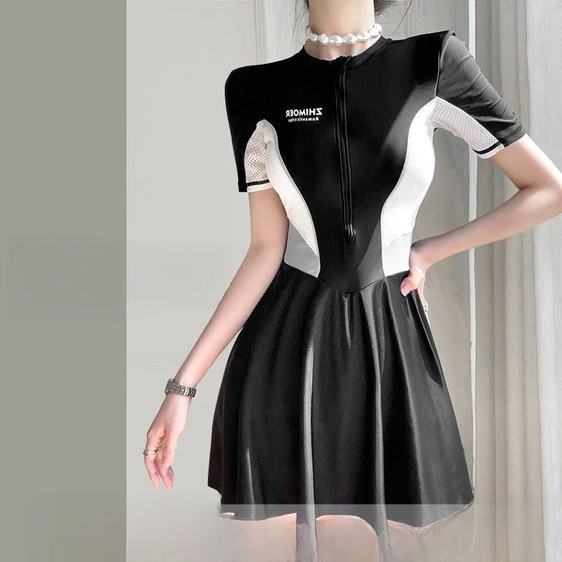 Conservative Style Women's One-Piece Swimsuit Summer 2024 Sporty Surfing Suit Belly Covering Slimming Skirt Design
Conservative Style Women's One-Piece Swimsuit Summer 2024 Sporty Surfing Suit Belly Covering Slimming Skirt Design