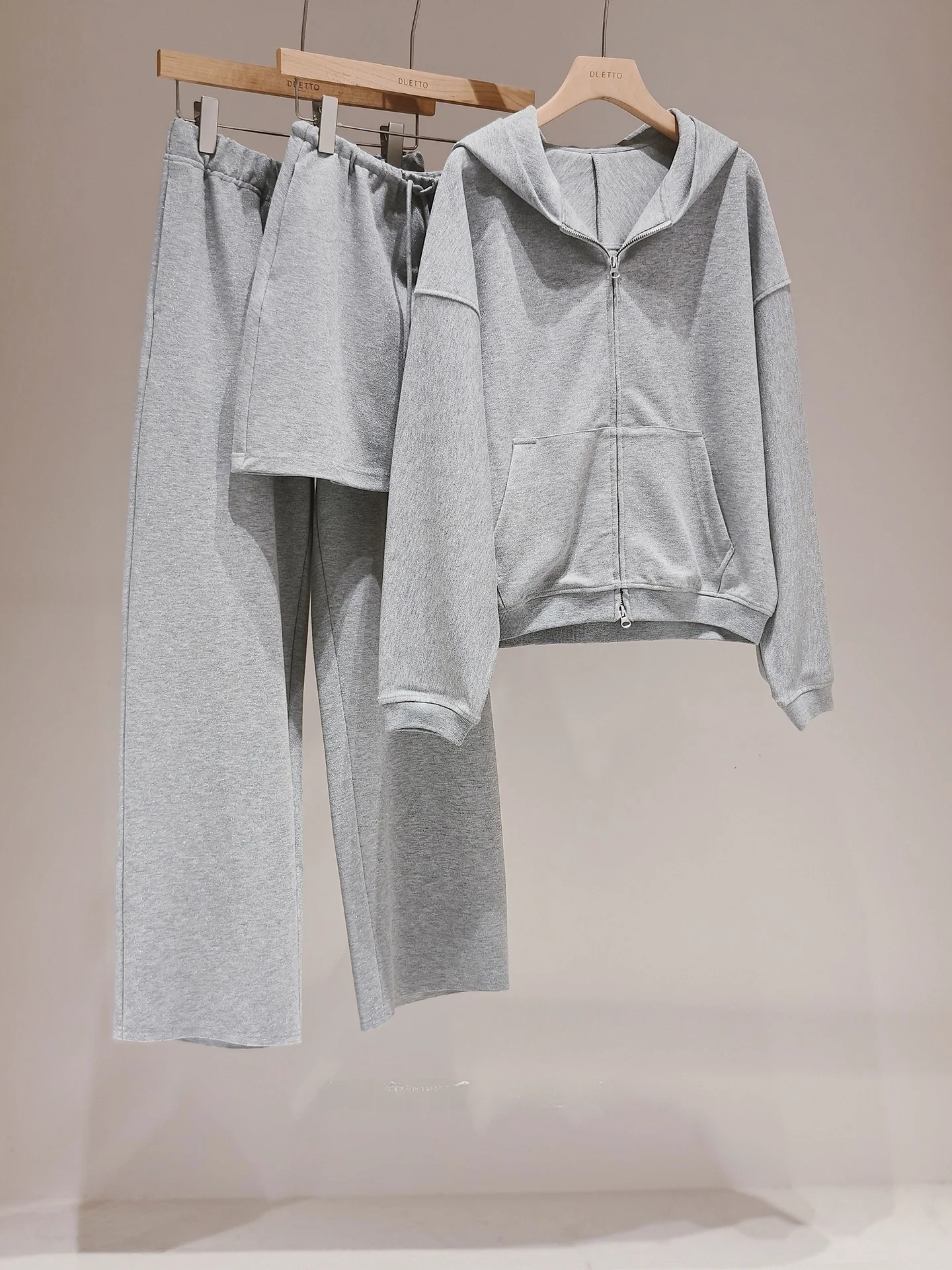 Duetto Meteor Set Glitter Texture Loose Zipper Hoodie Skirt Wide Leg Pants Women's Set Casual Sporty Style High Waist
Duetto Meteor Set Glitter Texture Loose Zipper Hoodie Skirt Wide Leg Pants Women's Set Casual Sporty Style High Waist