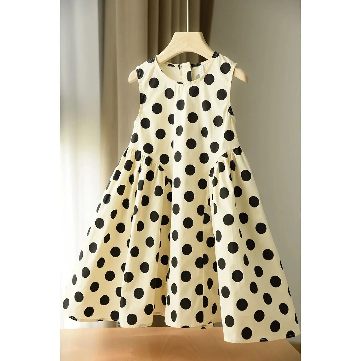 Girls' Summer Vest Dress Fashion New Style Children's Polka Retro Sleeveless Puff Dress
Girls' Summer Vest Dress Fashion New Style Children's Polka Retro Sleeveless Puff Dress