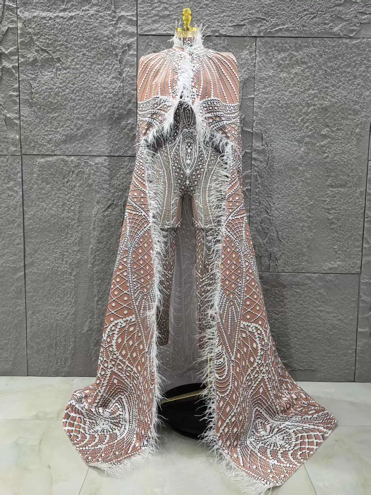 Luxury Feathers Cloak White Printing Sexy Sheath Jumpsuit Women Evening Party Bar Nightclub Singer Stage Performance Costume
Luxury Feathers Cloak White Printing Sexy Sheath Jumpsuit Women Evening Party Bar Nightclub Singer Stage Performance Costume