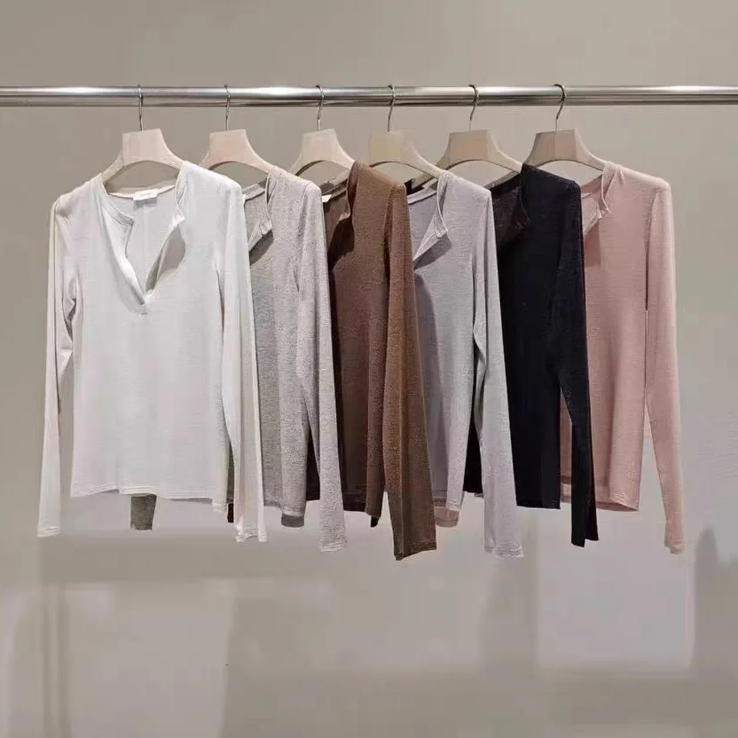 Свободная женская футболка с V-образным вырезом и длинным рукавом, осенняя новинка, однотонная, простая, с разрезом, повседневная, модная, из синтетического волокна
Свободная женская футболка с V-образным вырезом и длинным рукавом, осенняя новинка, однотонная, простая, с разрезом, повседневная, модная, из синтетического волокна