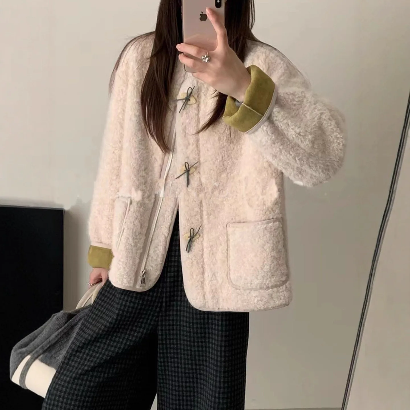 Women's Lamb Fur Jaet 2025 Winter Korean Sle Loose Color Blo round Ne All-Match Warm Top Synthetic eepskin Coat
Women's Lamb Fur Jaet 2025 Winter Korean Sle Loose Color Blo round Ne All-Match Warm Top Synthetic eepskin Coat