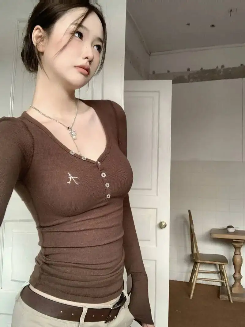 BabYoung Y2K E-Girl Сексуальная облегающая футболка с v-образным вырезом и длинными рукавами Femme 2025 Ранняя осень Однотонная уличная одежда Fairycore Футболки 2000-х годов
BabYoung Y2K E-Girl Сексуальная облегающая футболка с v-образным вырезом и длинными рукавами Femme 2025 Ранняя осень Однотонная уличная одежда Fairycore Футболки 2000-х годов