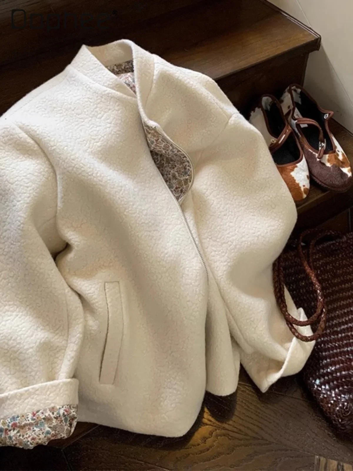 White Lamb Wool Jacket Liner Floral Print Stand Collar Zipper Pockets Short Coat Chic Design Korean Style All Match Fashion
White Lamb Wool Jacket Liner Floral Print Stand Collar Zipper Pockets Short Coat Chic Design Korean Style All Match Fashion