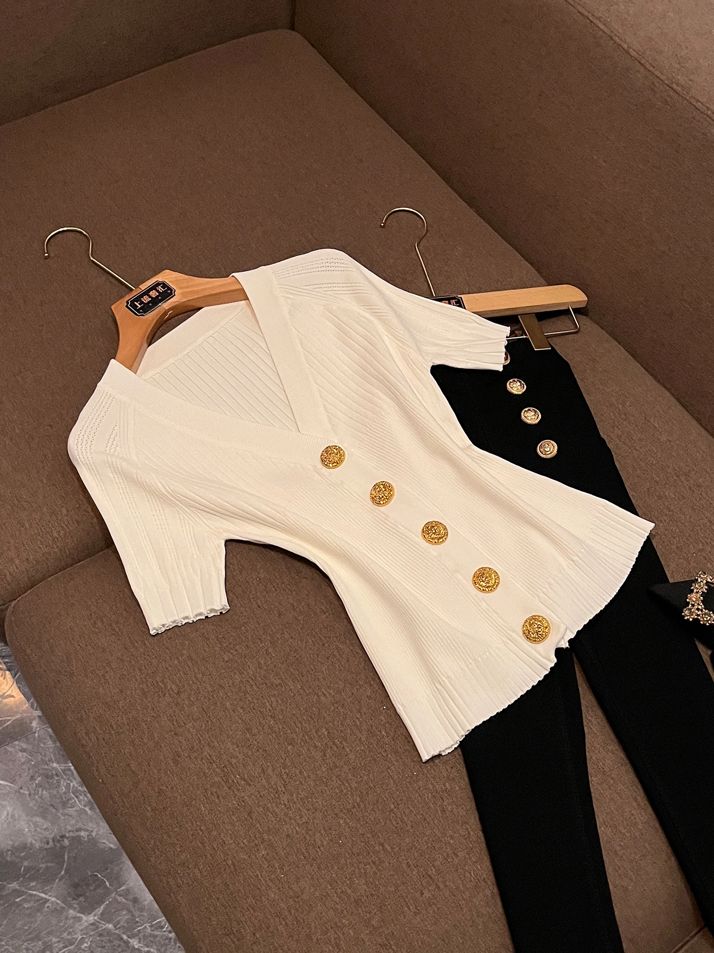Slim Fit V-Neck Knitted Short Sleeve Cardigan Single Button Fashion Versatile Summer New Small Fragrance Style P539 Women's S...
Slim Fit V-Neck Knitted Short Sleeve Cardigan Single Button Fashion Versatile Summer New Small Fragrance Style P539 Women's S...