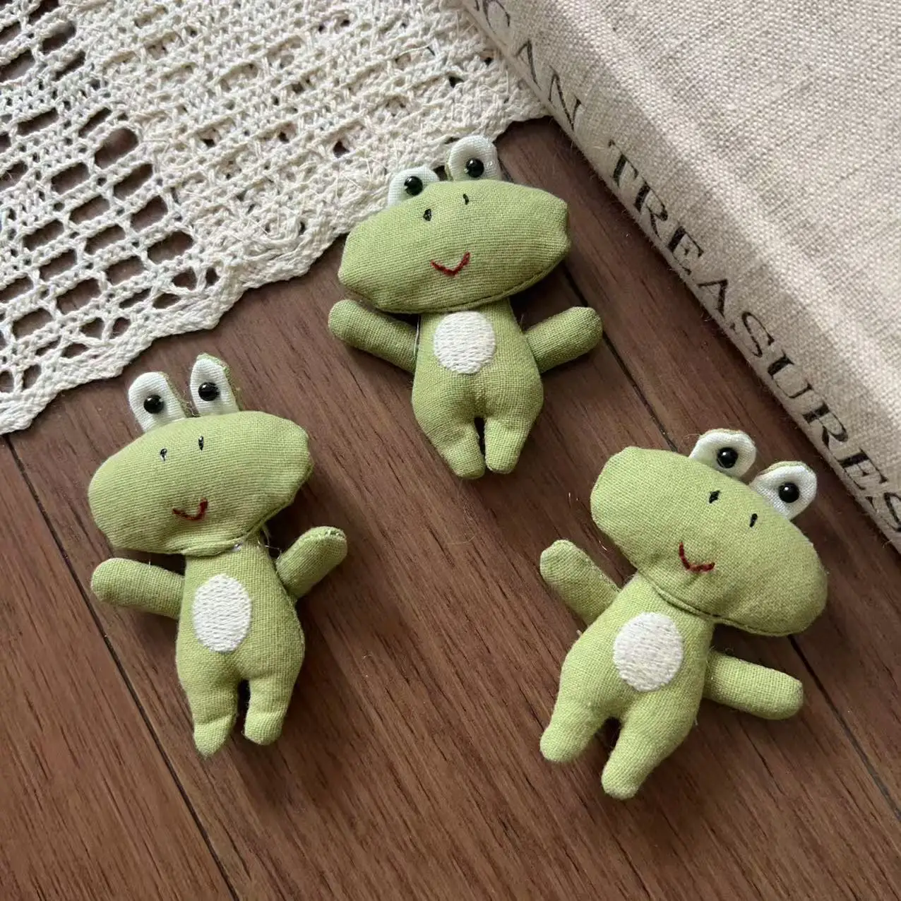 Premium Handmade Stuffed Fabric Frog Doll Hair Accessory Brooch for DIY Hat Scarf Bag Shoes Kids Garment Trim
Premium Handmade Stuffed Fabric Frog Doll Hair Accessory Brooch for DIY Hat Scarf Bag Shoes Kids Garment Trim