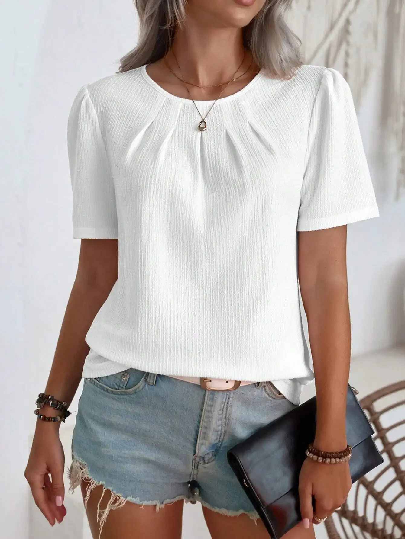 White Puff Sleeve Blouse with Pleated Detail and Round Neck
White Puff Sleeve Blouse with Pleated Detail and Round Neck