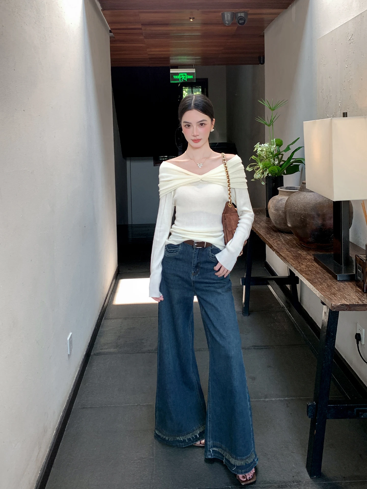 Ретро джинсы-клеш темно-синего цвета с высокой талией, женские, свободные, повседневные, широкие, длинные брюки из хлопка для осеннего сезона
Ретро джинсы-клеш темно-синего цвета с высокой талией, женские, свободные, повседневные, широкие, длинные брюки из хлопка для осеннего сезона