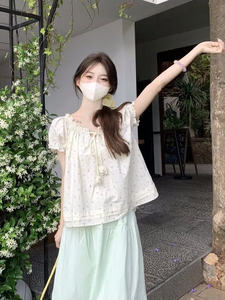 Sweet Girl's Floral Print Bubble Sleeve Shirt Korean Style Cotton Polyester Blend Breathable Summer Top with Bow Tie Wood Gra...
Sweet Girl's Floral Print Bubble Sleeve Shirt Korean Style Cotton Polyester Blend Breathable Summer Top with Bow Tie Wood Gra...