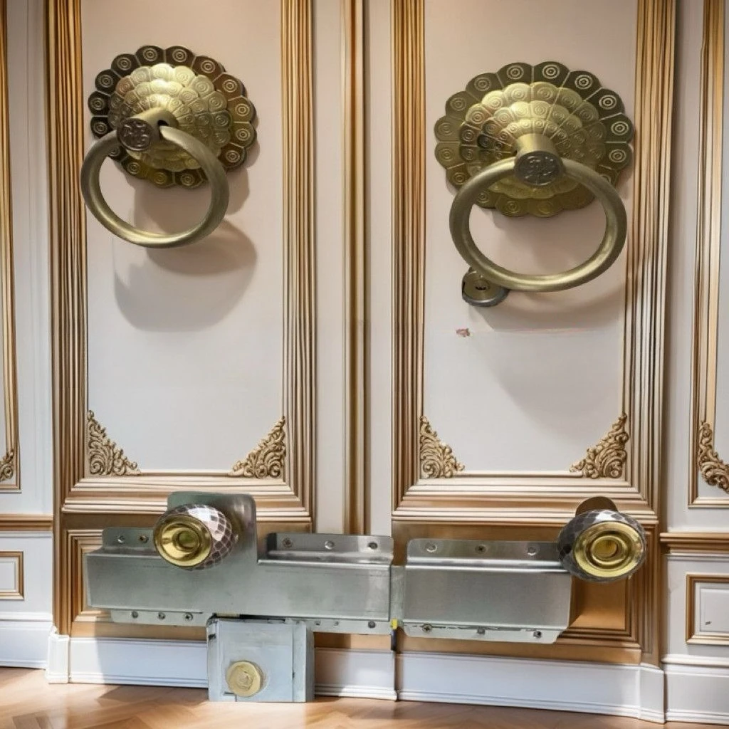 All-copper handle lock Double opening courtyard Wooden door gear mechanical lock
All-copper handle lock Double opening courtyard Wooden door gear mechanical lock