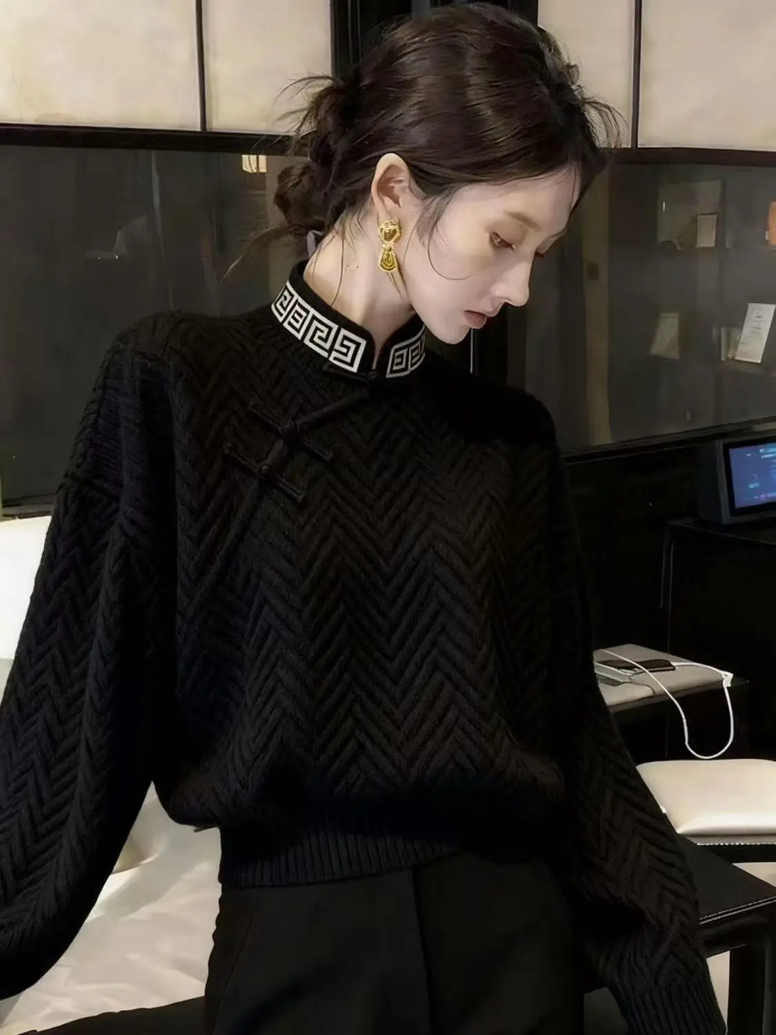 2026 New Chinese Style Black Sweater Men Women Traditional Standing Collar Button Base Shirt Vintage Casual Knit Tops
2026 New Chinese Style Black Sweater Men Women Traditional Standing Collar Button Base Shirt Vintage Casual Knit Tops