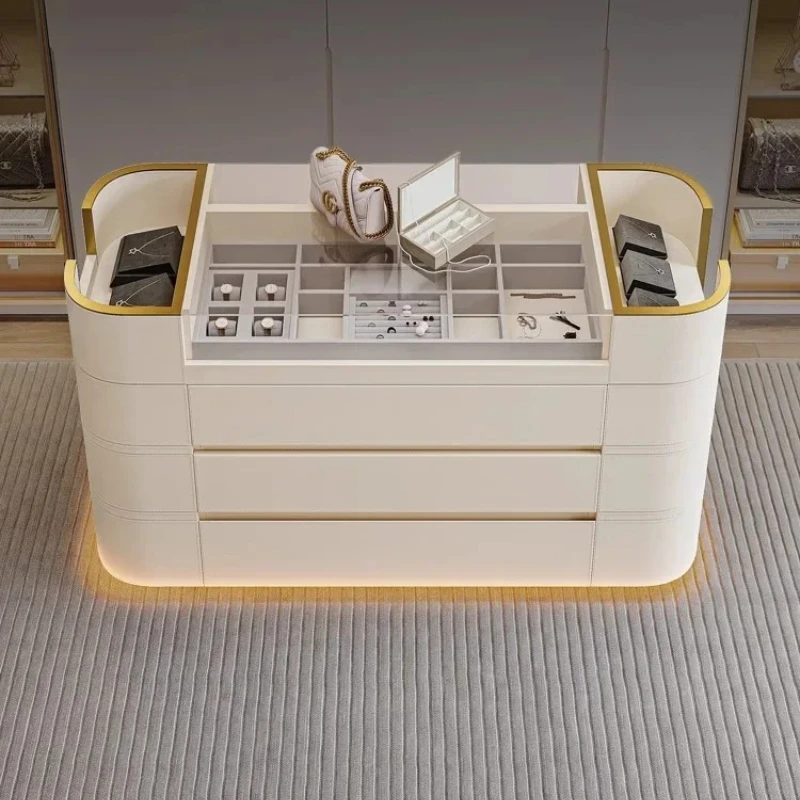 Шкаф для хранения украшений в стиле лайт-люкс, современный, многофункциональный, из натуральной кожи и массива дерева.
Шкаф для хранения украшений в стиле лайт-люкс, современный, многофункциональный, из натуральной кожи и массива дерева.