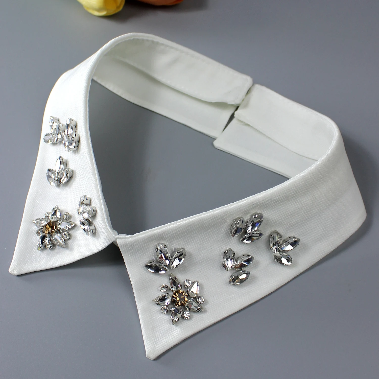 1 piece of luxurious rhinestone fake collar, featuring shiny diamonds and hand-sewn craftsmanship. Designed with sunflower and c
1 piece of luxurious rhinestone fake collar, featuring shiny diamonds and hand-sewn craftsmanship. Designed with sunflower and c