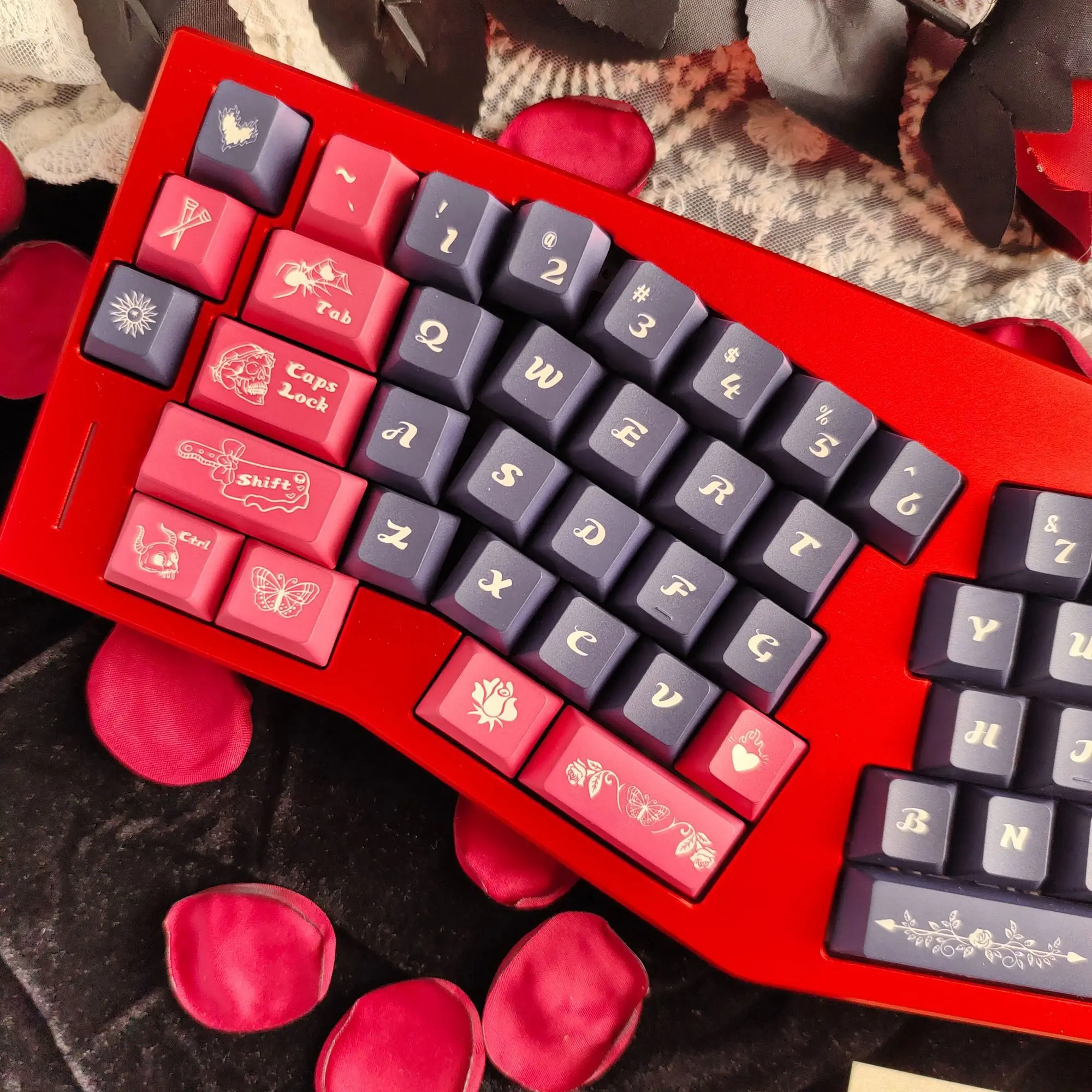 Оригинальные механические колпачки для клавиатуры Dark Night Rose с непрозрачной гравировкой, все пять сторон, горячая сублимация
Оригинальные механические колпачки для клавиатуры Dark Night Rose с непрозрачной гравировкой, все пять сторон, горячая сублимация