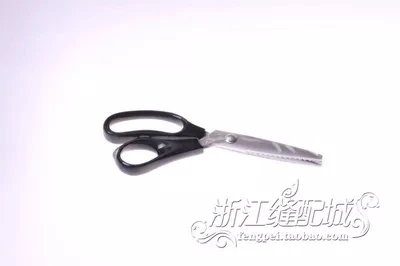 Оригинальные ножницы Чжан Коизуми, портновские ножницы, ножницы для розовых зубов, кружевные тканевые зубчатые ножницы с треугольными зубцами ST-15
Оригинальные ножницы Чжан Коизуми, портновские ножницы, ножницы для розовых зубов, кружевные тканевые зубчатые ножницы с треугольными зубцами ST-15