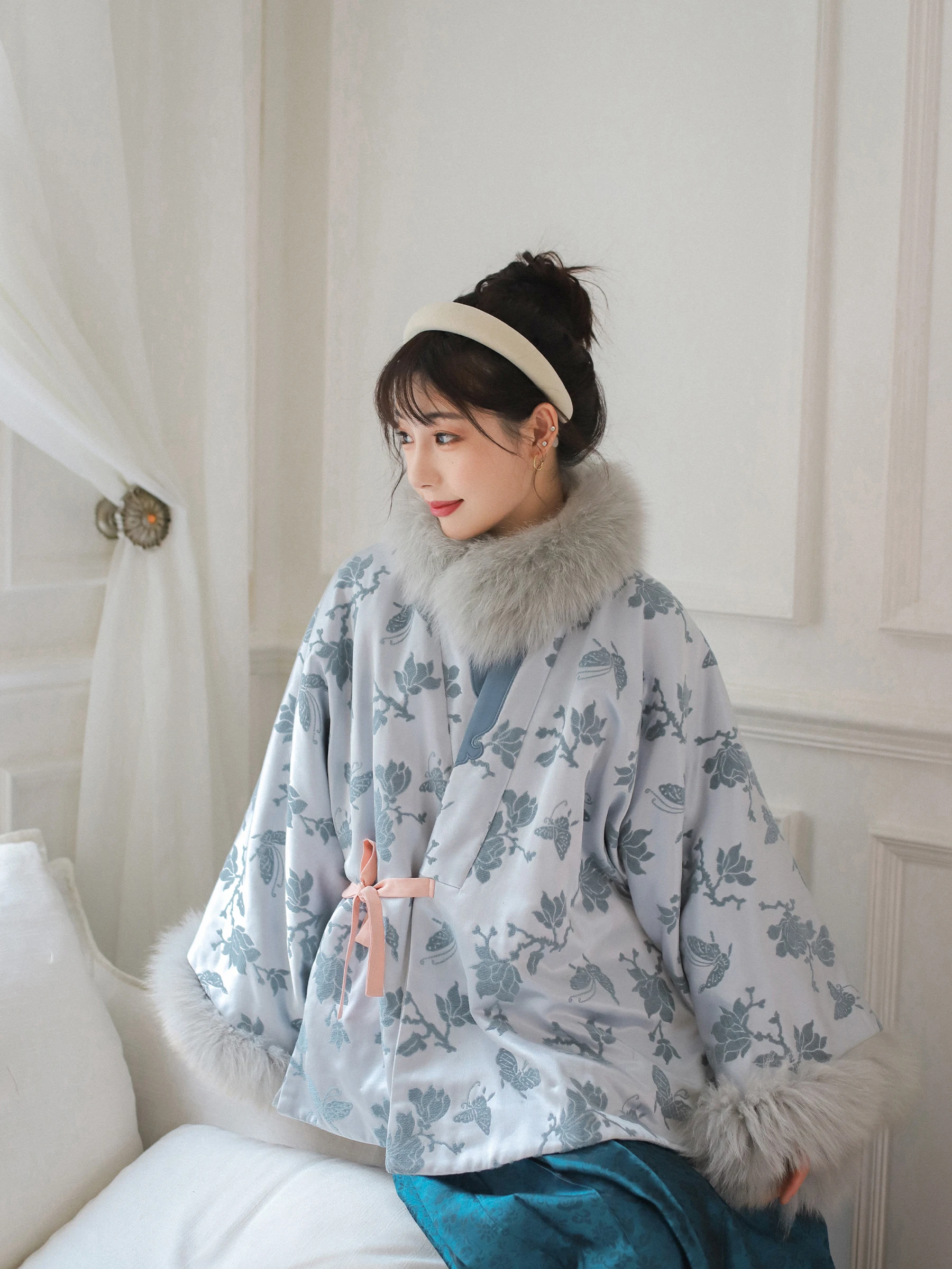Ele Hanfu Outerwear with Detachable Fur Trim Quingling Beau Imitation Zhangdu Satin Long Sve Coat for Autumn Winter
Ele Hanfu Outerwear with Detachable Fur Trim Quingling Beau Imitation Zhangdu Satin Long Sve Coat for Autumn Winter