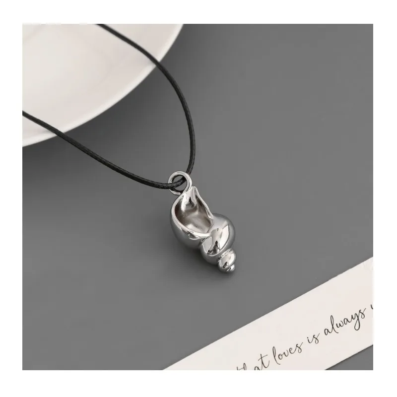 South Korea's Same Conch Necklace, Simple Temperament, High-end Sense, Niche Korean Wax Rope Conch Long Necklace
South Korea's Same Conch Necklace, Simple Temperament, High-end Sense, Niche Korean Wax Rope Conch Long Necklace