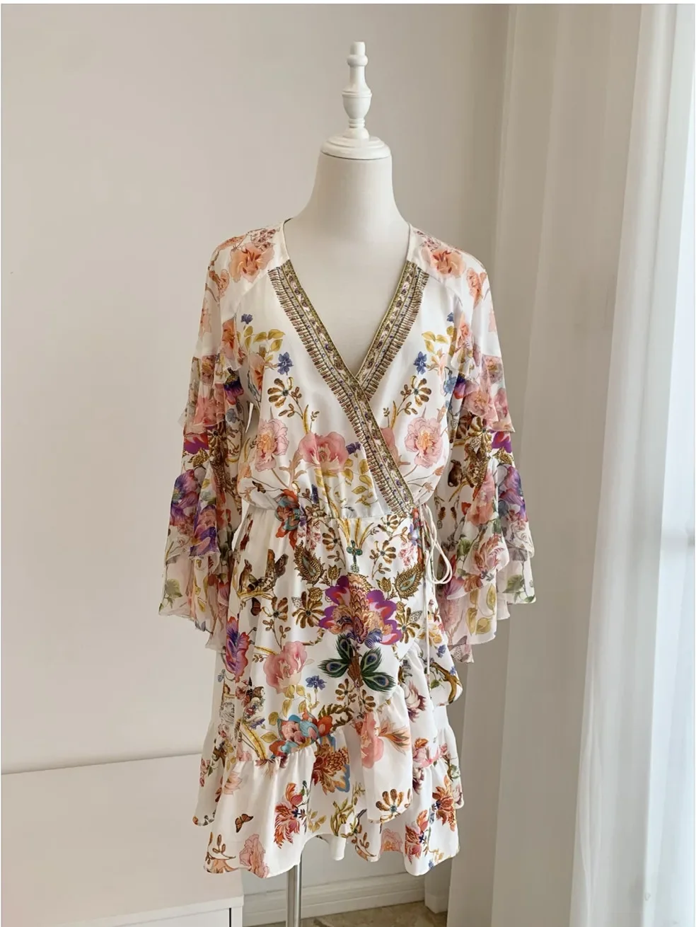 Women Flower Printed Dress 100% Silk Ruffles Spliced Flare Sleeve V-Neck Holiday Mini Robe
Women Flower Printed Dress 100% Silk Ruffles Spliced Flare Sleeve V-Neck Holiday Mini Robe