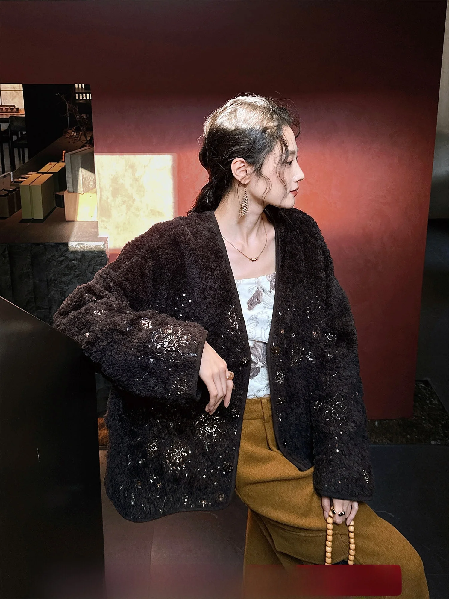 Женская куртка Sanji Bla Flower Suixiang в новом китайском стиле с вышивкой бисером, из овечьей шерсти и бархата, осенне-зимняя верхняя одежда
Женская куртка Sanji Bla Flower Suixiang в новом китайском стиле с вышивкой бисером, из овечьей шерсти и бархата, осенне-зимняя верхняя одежда