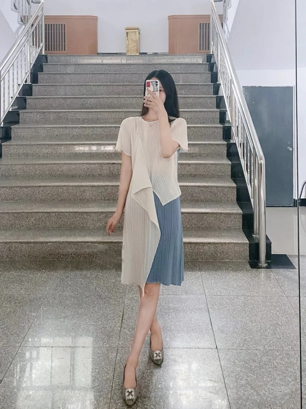 Elegant Pleated Dress round Neck Asymmetrical Design Slimming Spring Summer Fashionable Commute High Waist Short Sleeve A-Lin...
Elegant Pleated Dress round Neck Asymmetrical Design Slimming Spring Summer Fashionable Commute High Waist Short Sleeve A-Lin...