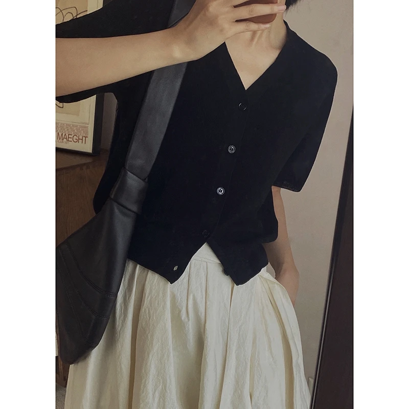 Summer Thin Short Sleeve Knitted Open Cardigan Black Slimming Loose V-Neck Ice Silk Women's Top Korean Style Commute Fashion
Summer Thin Short Sleeve Knitted Open Cardigan Black Slimming Loose V-Neck Ice Silk Women's Top Korean Style Commute Fashion