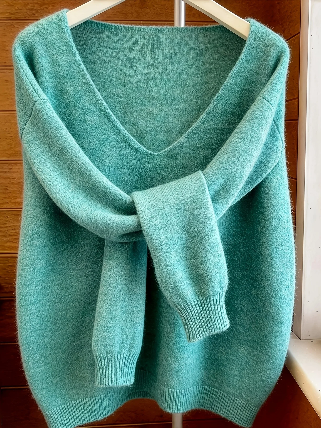 Loose casual solid color versatile V-neck sweater. Soft fleece-feel long sleeve knitwear, stylish elegant women's top for spring
Loose casual solid color versatile V-neck sweater. Soft fleece-feel long sleeve knitwear, stylish elegant women's top for spring