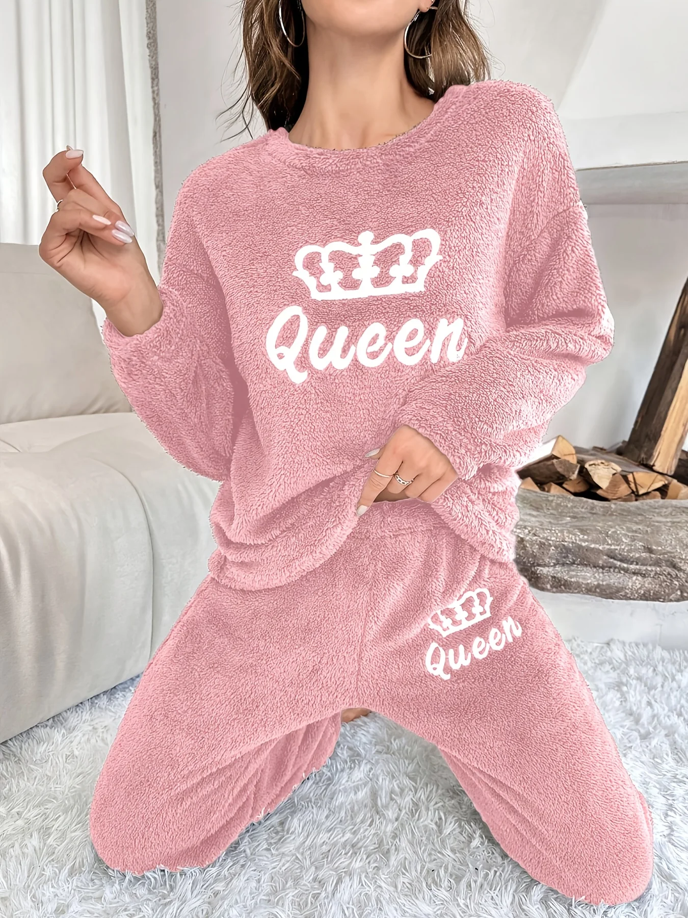 Women's velvet pajama set, featuring a long-sleeve top and matching pants, comfortable winter sleepwear
Women's velvet pajama set, featuring a long-sleeve top and matching pants, comfortable winter sleepwear