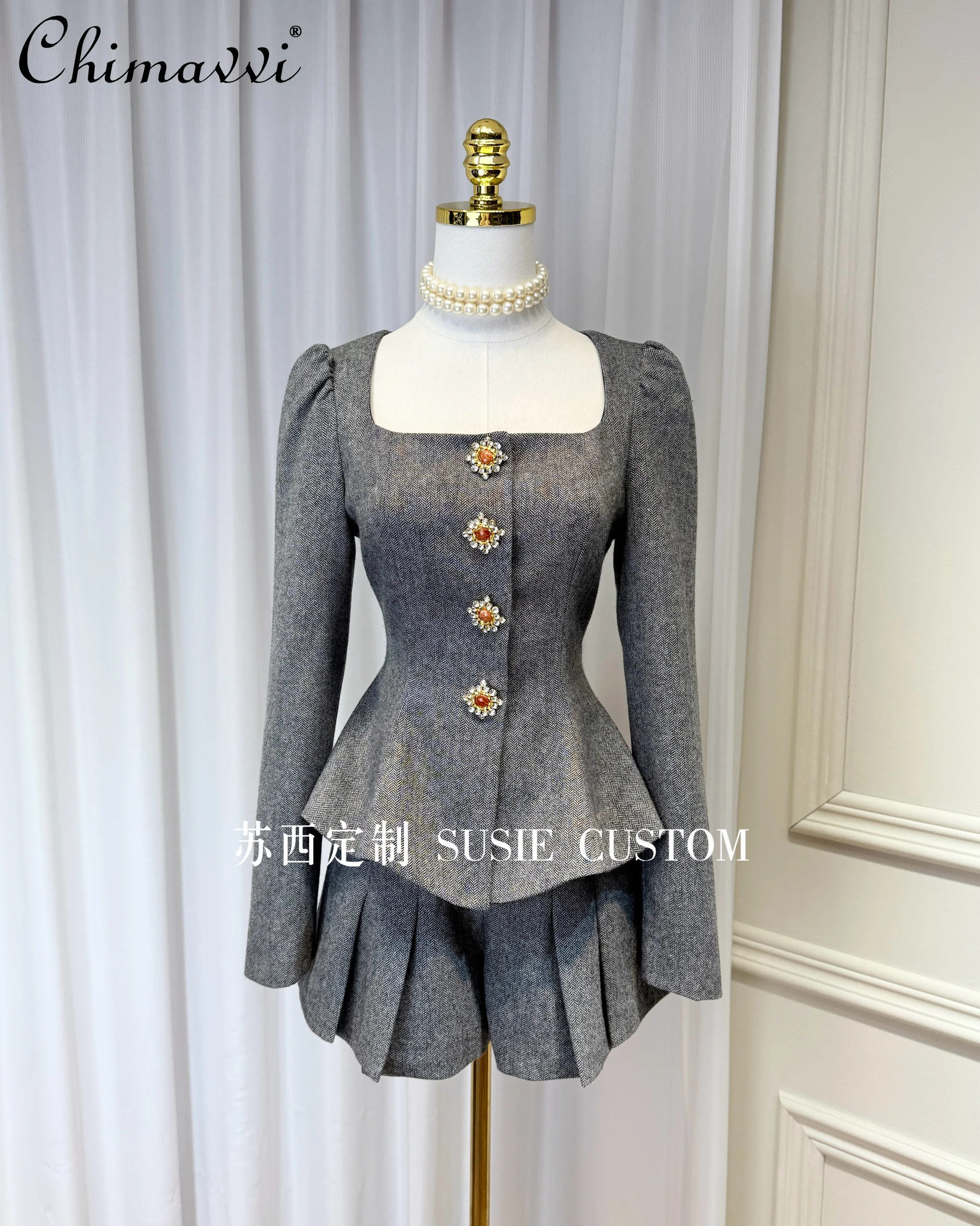 High-end Fashion Retro French Bubble Sleeves Square Collar Diamond Buckle Waist Thin Woolen Top Pleated Shorts Set Women Outfits
High-end Fashion Retro French Bubble Sleeves Square Collar Diamond Buckle Waist Thin Woolen Top Pleated Shorts Set Women Outfits
