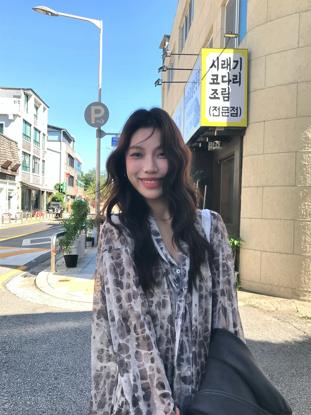 Ретро-рубашка свободного кроя с длинным рукавом и леопардовым принтом, полупрозрачная, с дизайном в стиле снежного леопарда, из дышащей полиэстеровой ткани, для молодых женщин.
Ретро-рубашка свободного кроя с длинным рукавом и леопардовым принтом, полупрозрачная, с дизайном в стиле снежного леопарда, из дышащей полиэстеровой ткани, для молодых женщин.