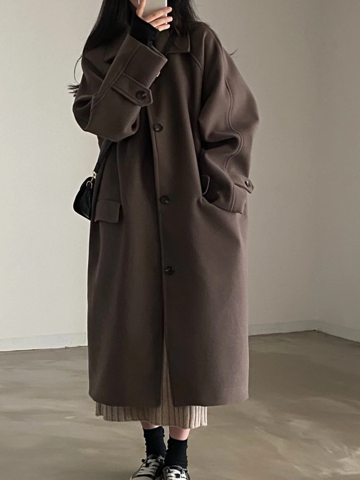 Women's Mid-Length Woolen Coat Vintage Hepburn Style Loose Versatile High-End Design Sense Outerwear Long Sleeve Collar
Women's Mid-Length Woolen Coat Vintage Hepburn Style Loose Versatile High-End Design Sense Outerwear Long Sleeve Collar