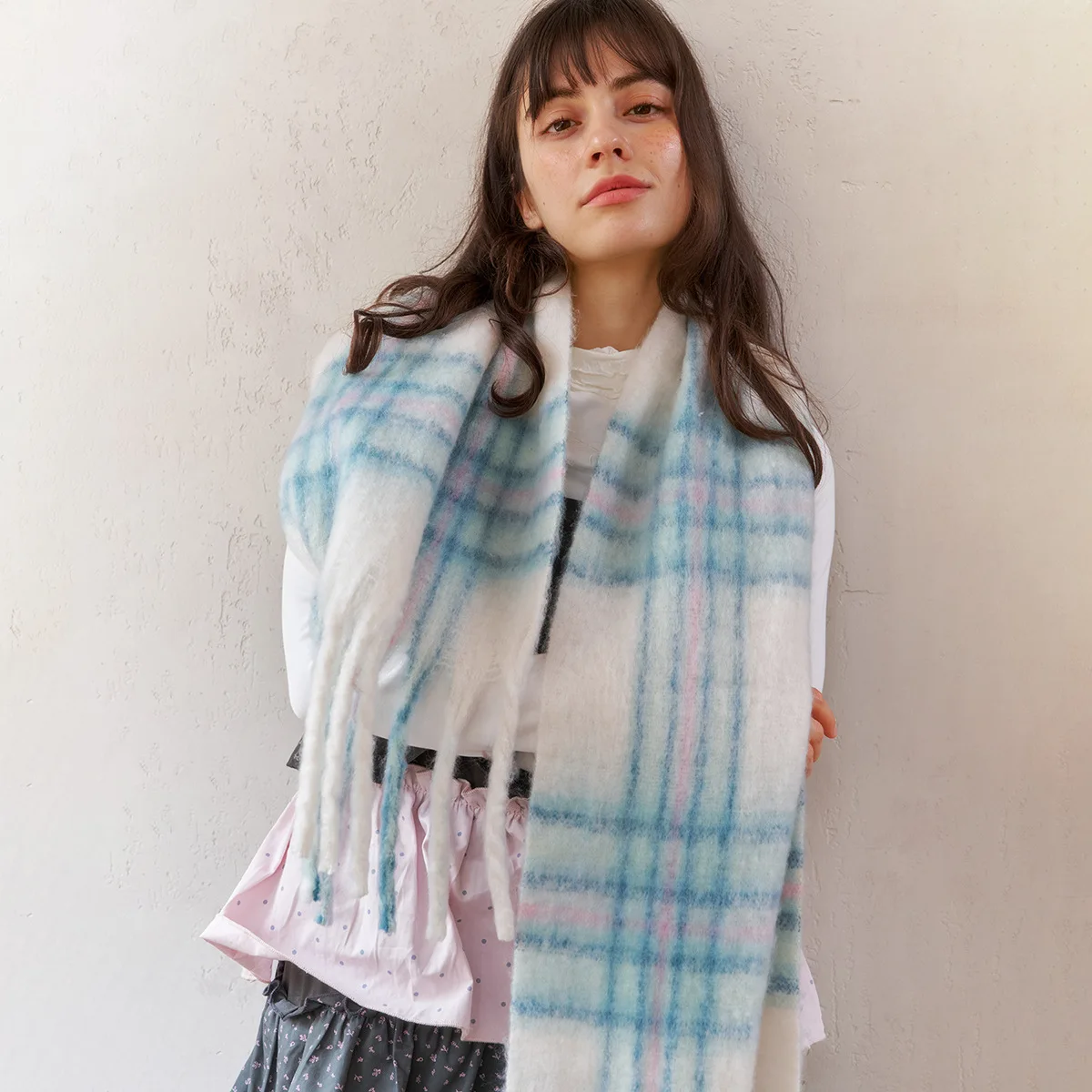 Зима 2025 г., новая волна, зеленая сетка, имитация кашемира, женский шарф с кисточками, липкая морозостойкая шаль, атмосфера, теплая шея
Зима 2025 г., новая волна, зеленая сетка, имитация кашемира, женский шарф с кисточками, липкая морозостойкая шаль, атмосфера, теплая шея