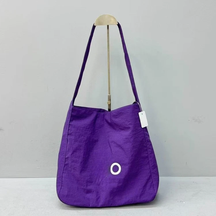 New Lightweight Nylon Large Capacity Tote Bag Casual Simple Shoulder Handbag for Women
New Lightweight Nylon Large Capacity Tote Bag Casual Simple Shoulder Handbag for Women