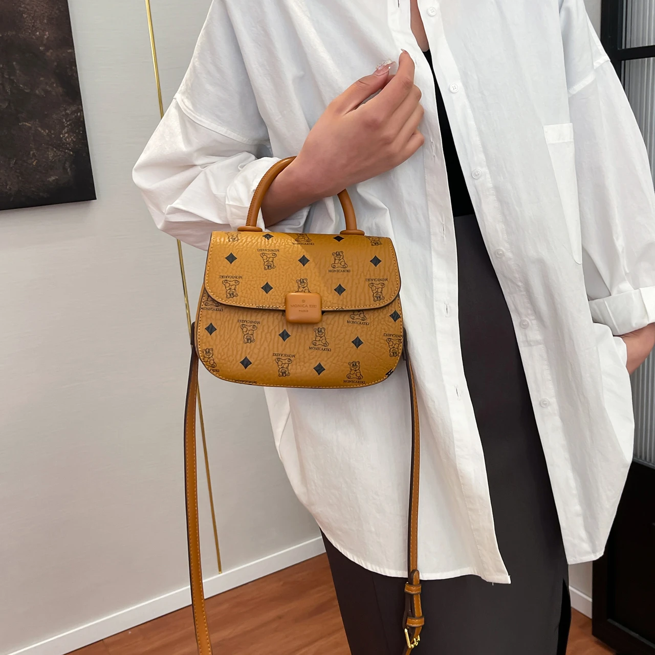 Luxury Leather Crossbody Bag With Designer Letter Logo - Trendy Design Shoulder Bag For Stylish Women's Fashion Accessories
Luxury Leather Crossbody Bag With Designer Letter Logo - Trendy Design Shoulder Bag For Stylish Women's Fashion Accessories
