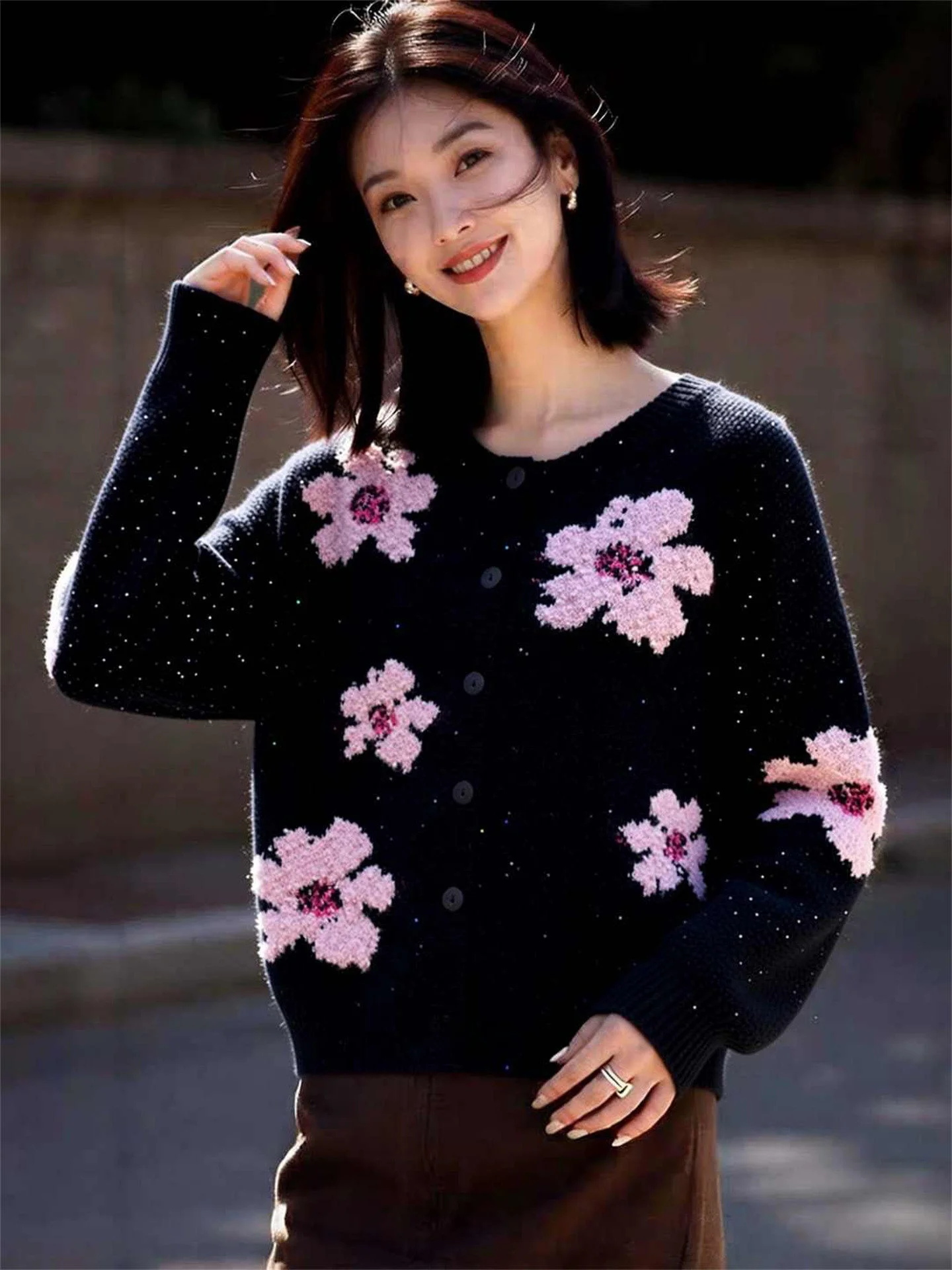 Женский вязаный кардиган свободного кроя с круглым вырезом, с цветочным узором, на пуговицах, удобный для повседневной носки
Женский вязаный кардиган свободного кроя с круглым вырезом, с цветочным узором, на пуговицах, удобный для повседневной носки