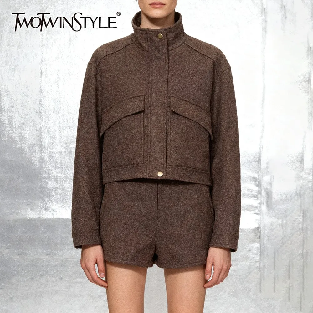 TWOTWINSTYLE, короткое шерстяное пальто высокого качества для женщин, воротник-стойка, длинный рукав, большие карманы, дизайн, модная женская куртка, новинка
TWOTWINSTYLE, короткое шерстяное пальто высокого качества для женщин, воротник-стойка, длинный рукав, большие карманы, дизайн, модная женская куртка, новинка
