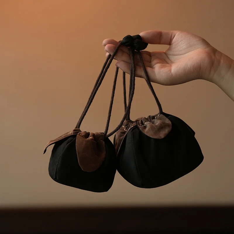 Fuanxu Silk Owner's Tea Cup Bag with Rope Purple Clay Teapot Storage Bag Convenient Large Size Handmade Wood Tea Tools
Fuanxu Silk Owner's Tea Cup Bag with Rope Purple Clay Teapot Storage Bag Convenient Large Size Handmade Wood Tea Tools