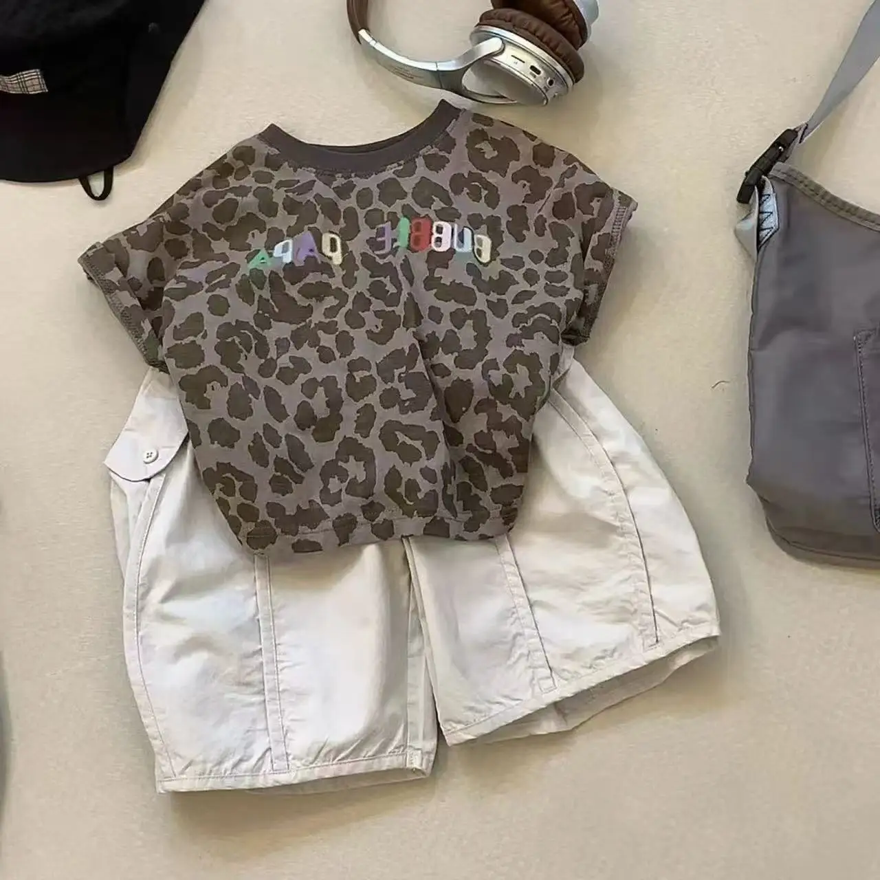 Boys' Summer Set New Korean Children's Fashion Short sleeved Leopard print Top Casual Shorts Two piece Set
Boys' Summer Set New Korean Children's Fashion Short sleeved Leopard print Top Casual Shorts Two piece Set