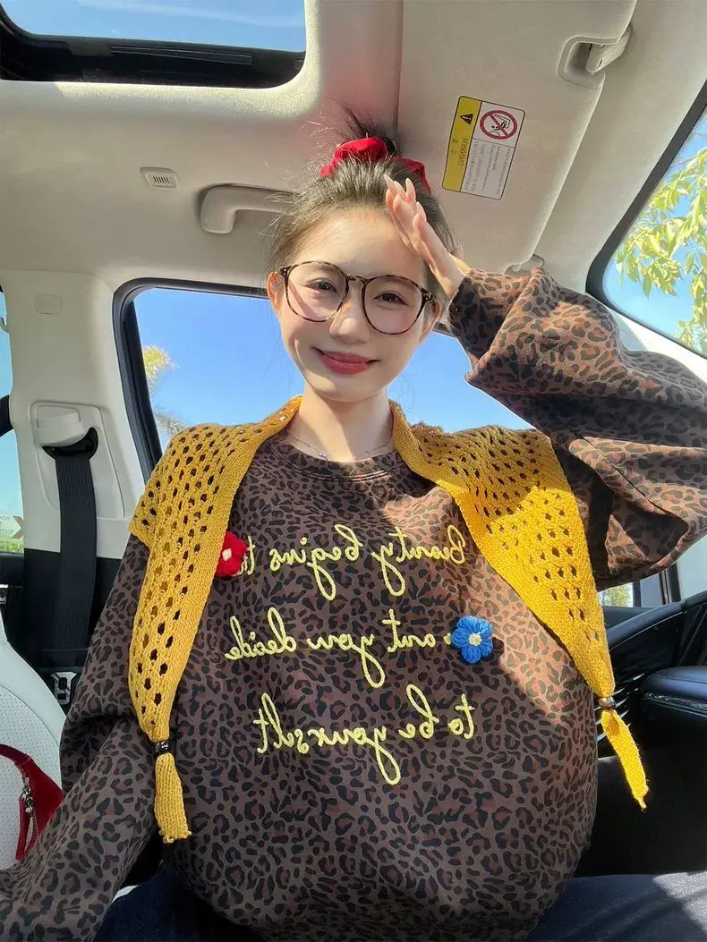 Onalippa 2025 Brown English Print Hollowed Out Shawl Loose Lazy Style Long Sleeved Outerwear Women Autumn Winter Top
Onalippa 2025 Brown English Print Hollowed Out Shawl Loose Lazy Style Long Sleeved Outerwear Women Autumn Winter Top