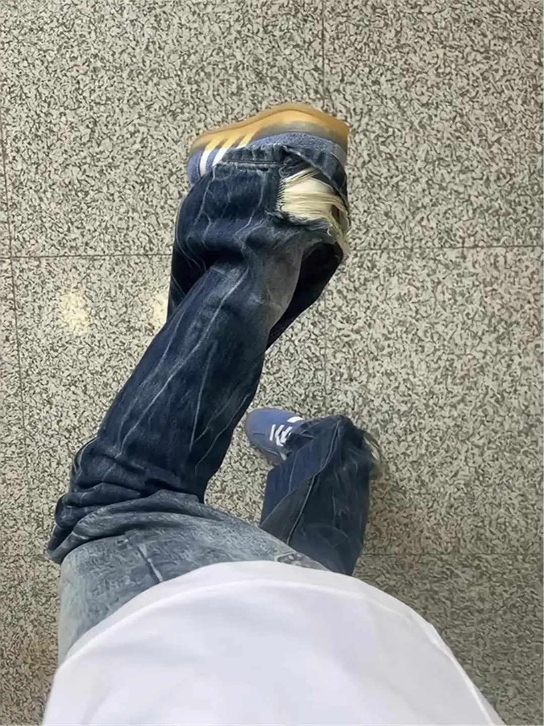 Men's Hiphop Straight Leg Jeans Tear Hole Washed Denim Pants American Style Mild Flare Casual Comfortable Non-Stretch Jeans
Men's Hiphop Straight Leg Jeans Tear Hole Washed Denim Pants American Style Mild Flare Casual Comfortable Non-Stretch Jeans