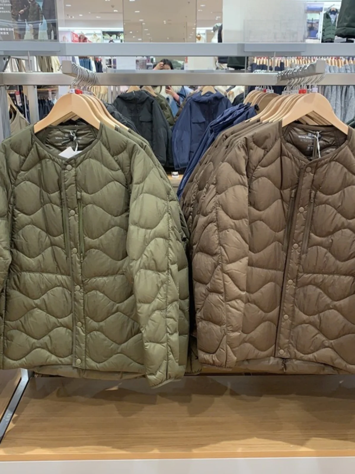Lightweight Loose Fitted Duck down Jacket for Women Couples Try-On Room Outerwear Short Style Commute Trend White Duck Feather
Lightweight Loose Fitted Duck down Jacket for Women Couples Try-On Room Outerwear Short Style Commute Trend White Duck Feather
