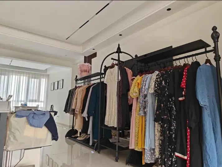 Women's display stand floor-standing fashion retail and clothing store hangers;
Women's display stand floor-standing fashion retail and clothing store hangers;