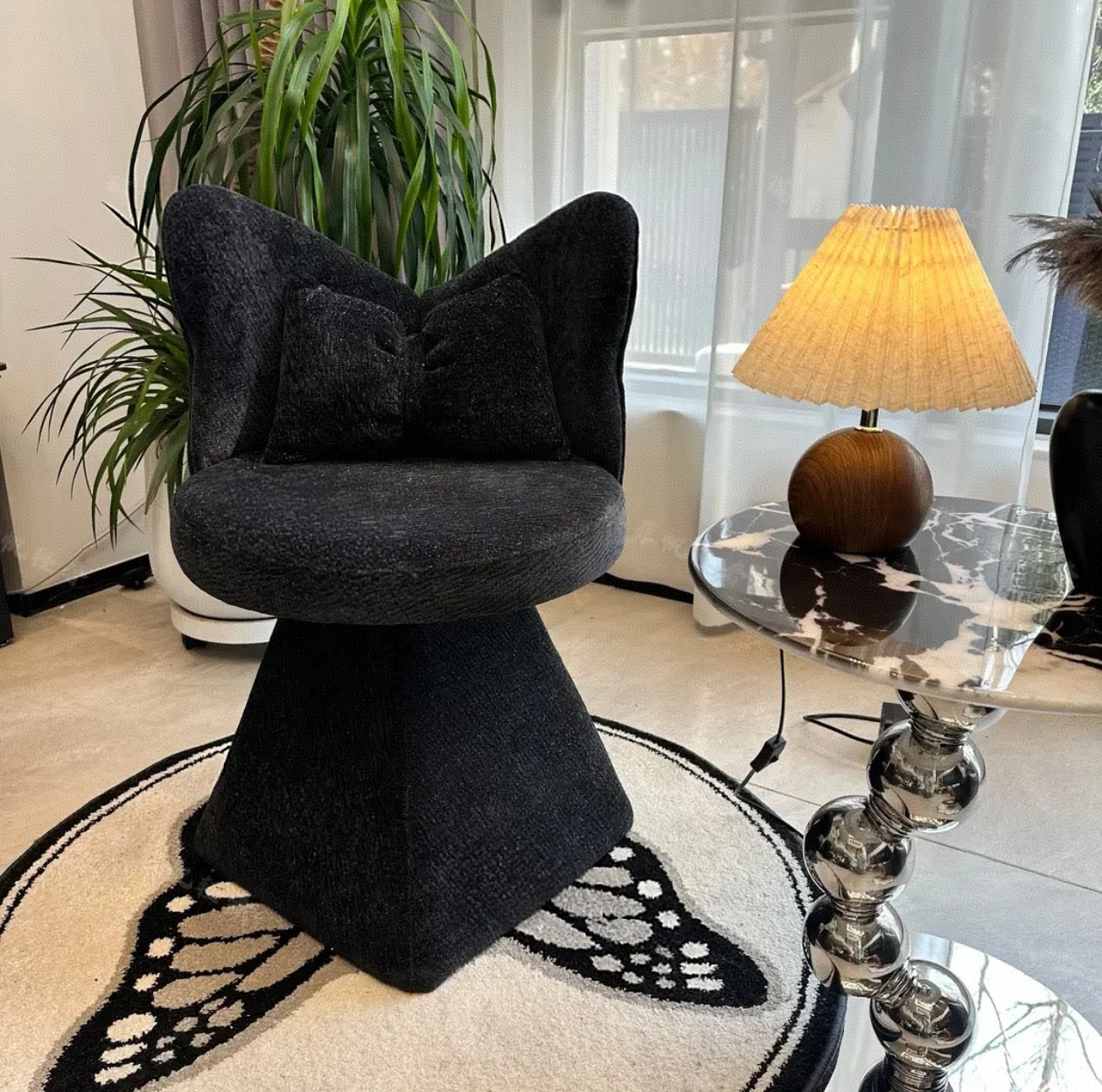 * High-end Dressing Stoo Light Luxury High-end Rotatable Makeup Stool Black Sofa Stool
* High-end Dressing Stoo Light Luxury High-end Rotatable Makeup Stool Black Sofa Stool