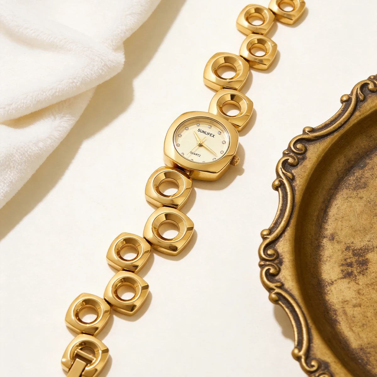 SUNLIFEX NEW Golden Irregular Hollow Bracelet Quartz Watch for Women Square-round Dial Wristwatch Student Cute Jewelry Watches
SUNLIFEX NEW Golden Irregular Hollow Bracelet Quartz Watch for Women Square-round Dial Wristwatch Student Cute Jewelry Watches